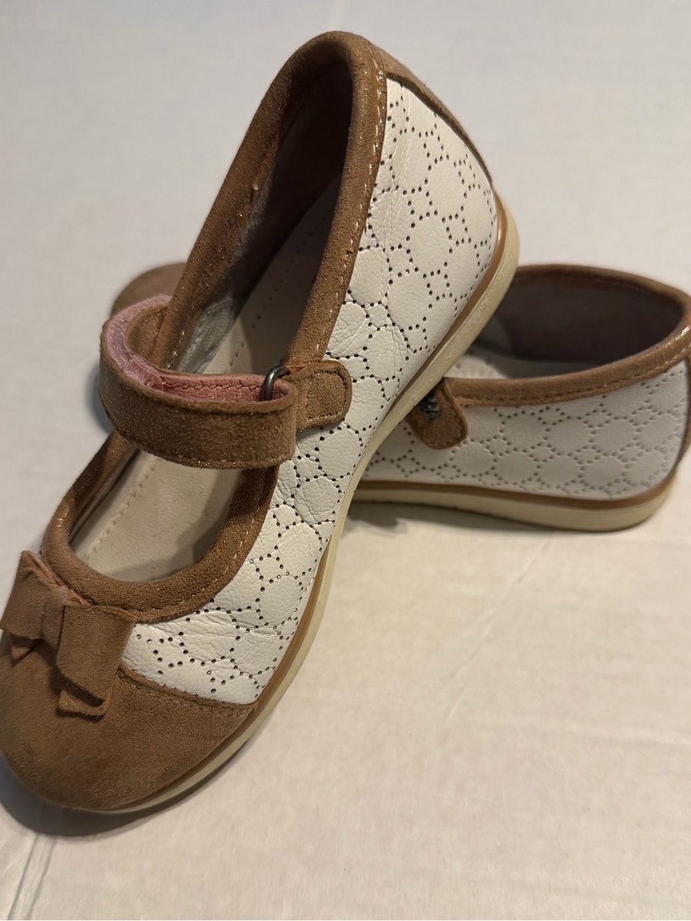 Lasocki Girls White and Tan Mary Jane Dress Shoes with Bow Accent 10.5